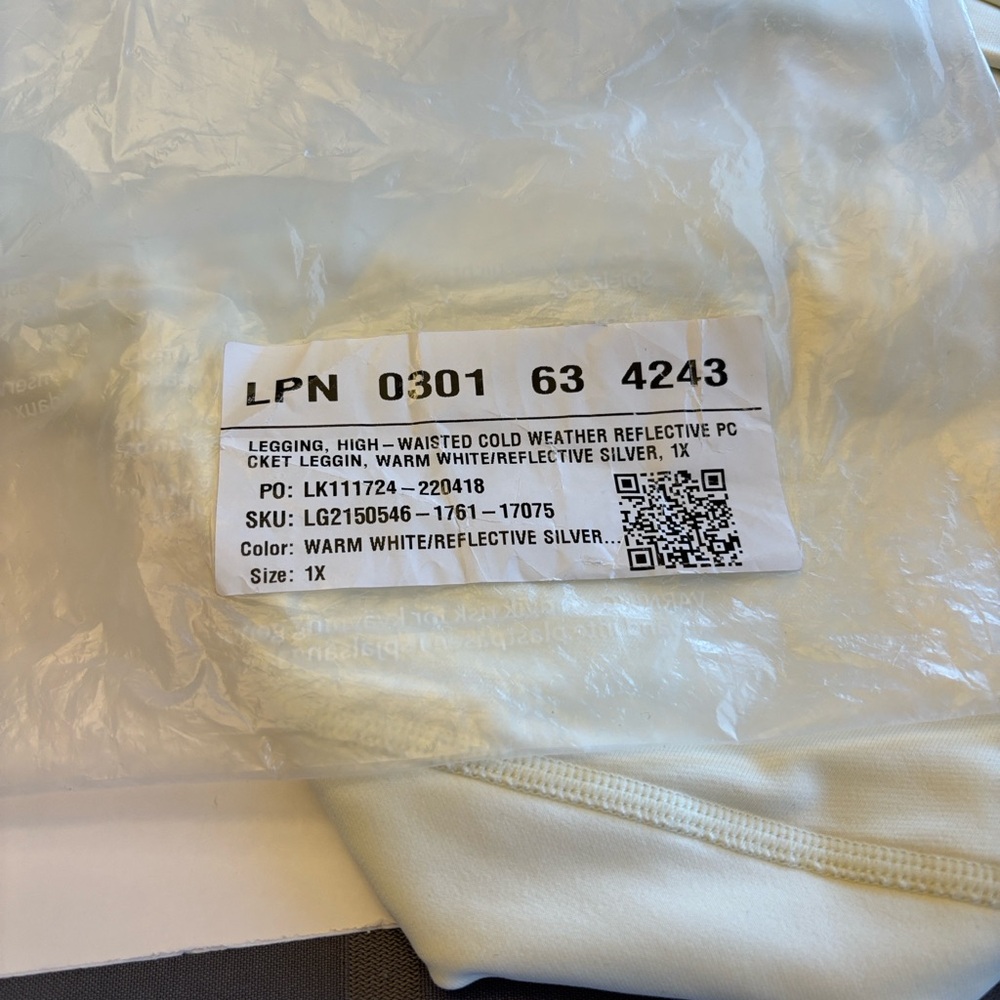 Fabletics High-Waisted Reflective Pocket Legging 1X Warm White - Picture 3 of 3